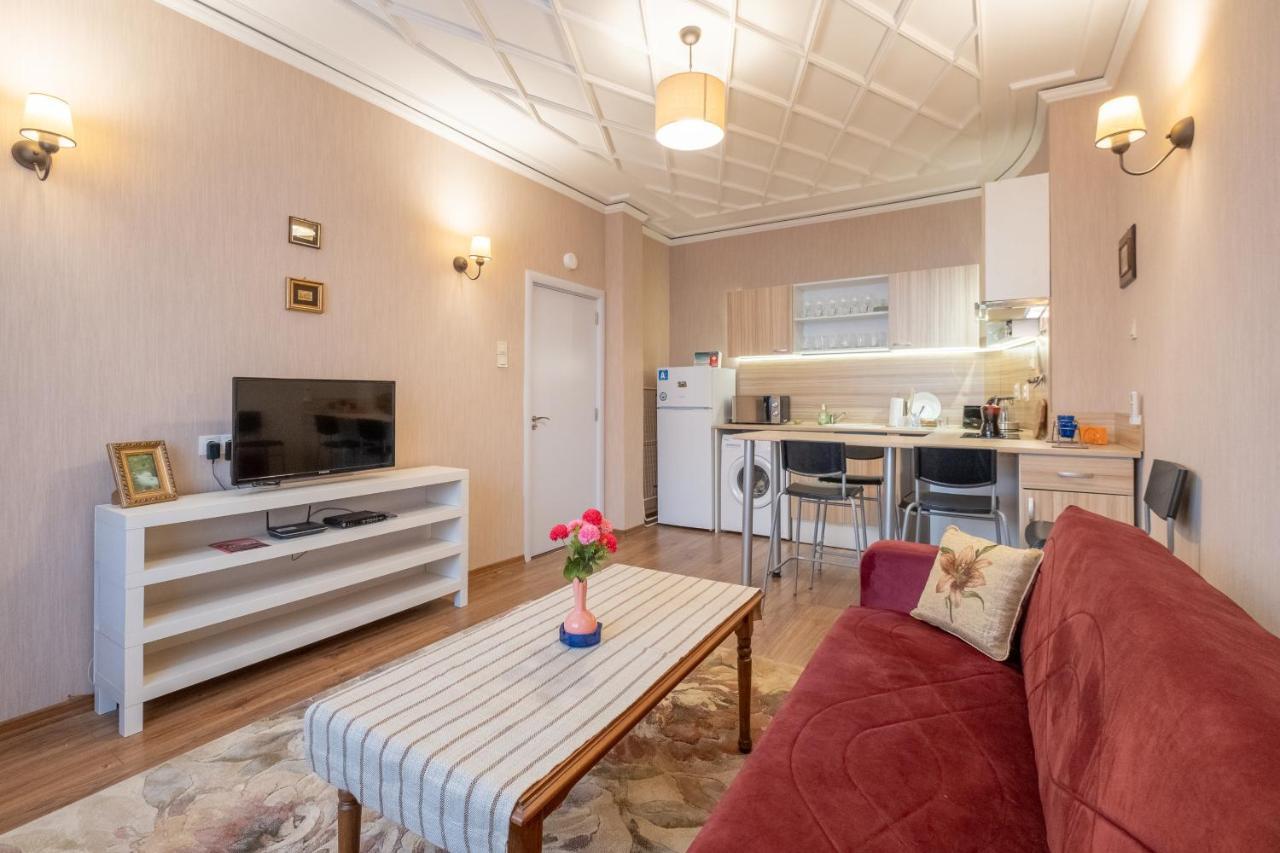 Feel - One Bedroom Next To Russian Square *